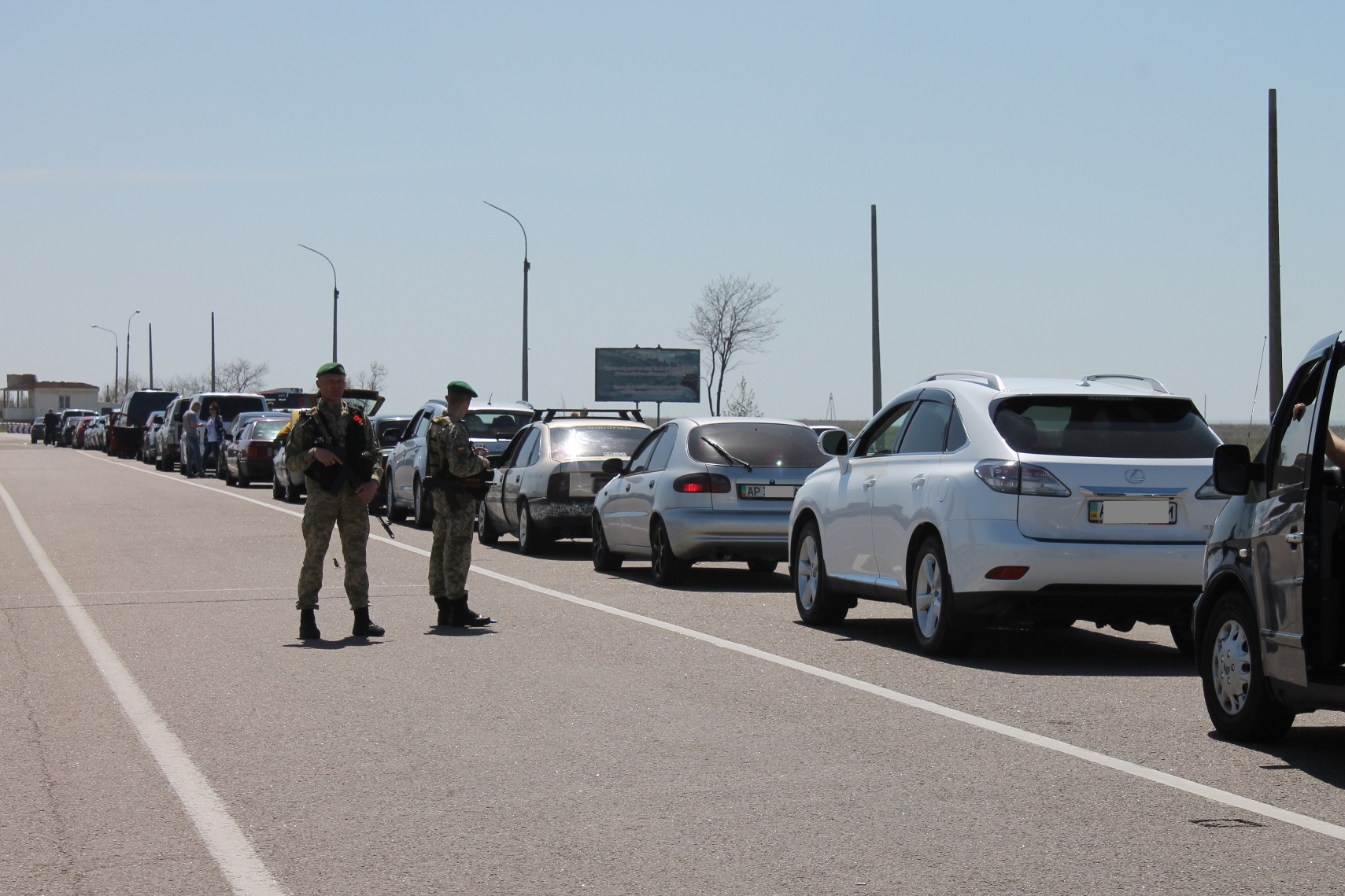 Предприимчивого украинца задержали за продажу мест в очереди на границе с Крымом