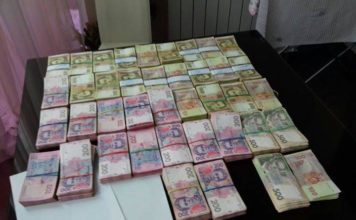 Пачки денег, коробка телефонов: опубликованы фотографии разоблаченного запорожского конвертцентра (ФОТО)