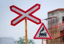 На железнодорожном переезде под Запорожьем пострадали три человека