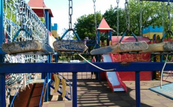 В Запорожье дети играют на опасной площадке (ФОТОФАКТ)