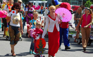 Запорожцы на параде колясок удивляли многонациональным колоритом, — ФОТОРЕПОРТАЖ