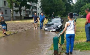 В Запорожье после ливня машина провалилась в яму (ФОТО, ВИДЕО)