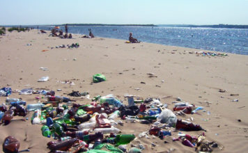 На запорожском курорте неизвестные загадили пляж, — ФОТОФАКТ