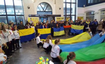 На вокзале Запорожья состоялся Всеукраинский патриотический флешмоб (ФОТО, ВИДЕО)