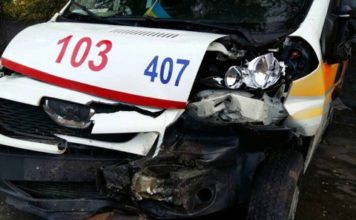 В сети появилось видео с разбитым в ДТП детским реанимобилем