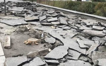 В центре Запорожья коммунальщики разбивают старый тротуар (ФОТО)