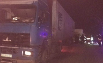 В Запорожье автомобиль влетел в фуру: водителя освобождали спасатели (ФОТО)