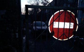 Запорожец заблокировал въезд на территорию школы (ФОТО)