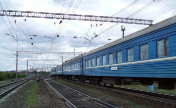 Пассажиры поезда «Запорожье — Киев» более двух часов простояли посреди поля