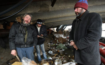 Многоэтажку, расположенную в Запорожской области, оккупировали бездомные