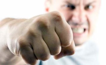 Водитель маршрутки и пассажир устроили драку на остановке в центре города