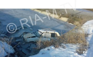 В Запорожской области машина слетела с дороги в замерзшую реку (ФОТО)