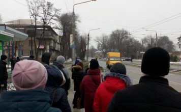 Запорожцы стоят в километровых очередях в надежде добраться до центра города (ФОТО)