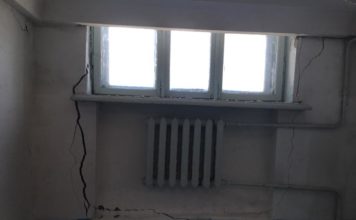 Жители разрушающейся многоэтажки в центре Запорожья срочно покидают своё жилье (ВИДЕО)