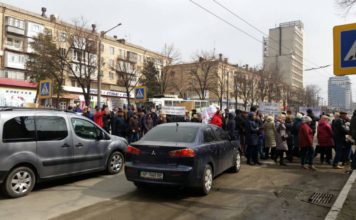 Митингующие в Запорожье перекрыли главный проспект (ФОТО)