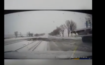 Эффектное зрелище: на запорожской трассе фура через встречную полосу вылетела с проезжей части (ВИДЕО)