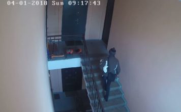 Скрытая камера сняла момент кражи в запорожской многоэтажке (ВИДЕО)