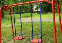 В запорожском парке под весом ребенка разломались качели (ФОТОФАКТ)