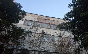 В Запорожье со здания «Запорожэлектротранса» обрушилась облицовка (ФОТО)