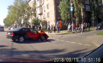 В центре Запорожья микроавтобус столкнулся с легковушкой и врезался в стену здания (ФОТО)