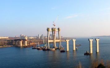 Запорожская полиция занялась чиновниками, из-за которых плавучий кран «уплыл» в Крым