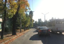 Жители правого берега Запорожья застряли в пробках: ждать придется около часа (ФОТО)