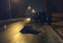 В Запорожье грузовик влетел в 3-метровую яму на дороге (ФОТО)