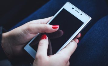 Запорожанку вор ударил в подъезде по голове и обокрал (ФОТО)