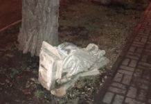 В Запорожье на пешеходную зону рухнул бетонный фрагмент фасада (ФОТО)