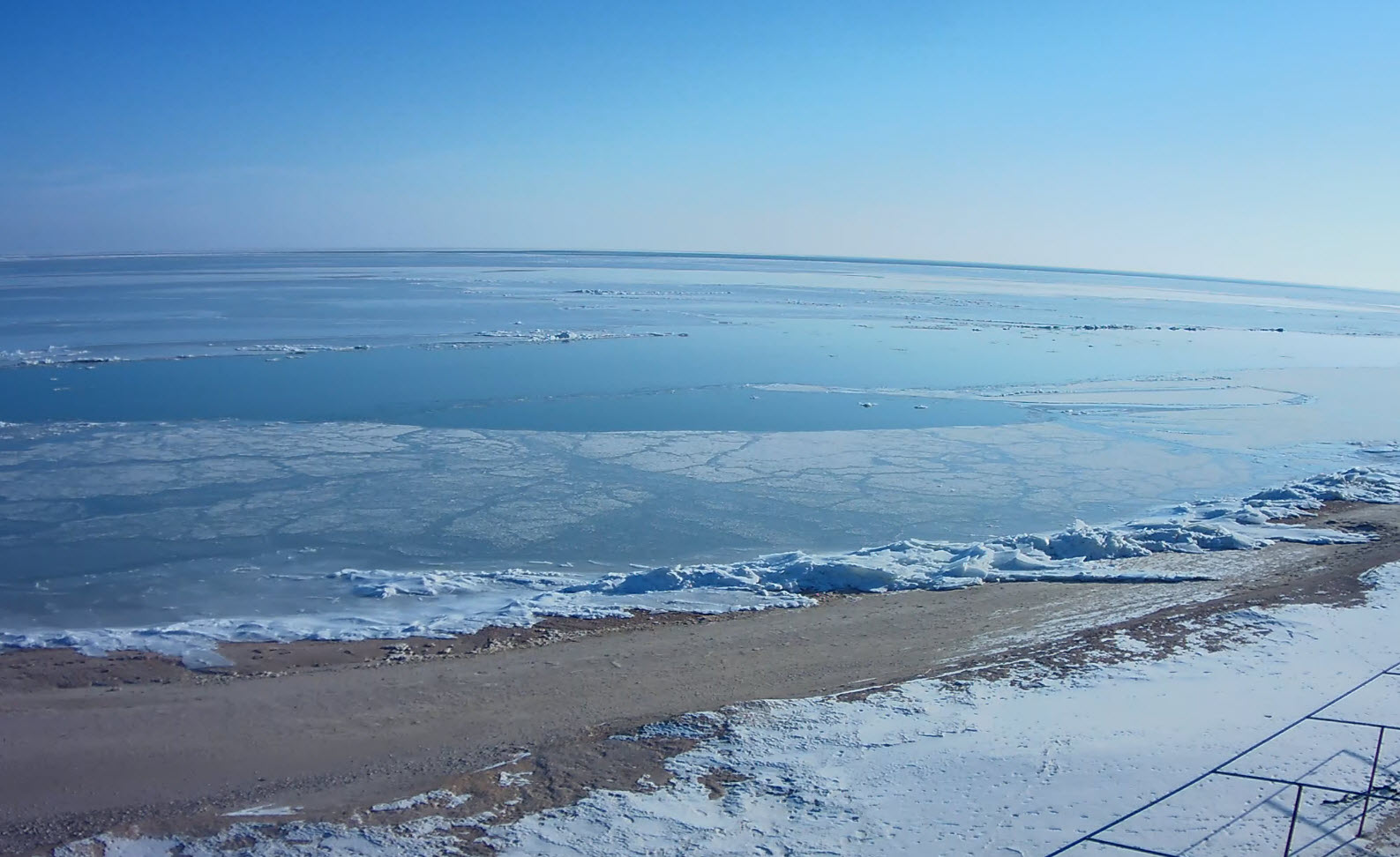 На Запорожском курорте начало замерзать море (ВИДЕО) - Vmestezp.org