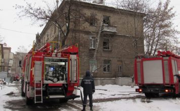 В центре Запорожья двое маленьких детей оказались заперты в горящей квартире (ФОТО)