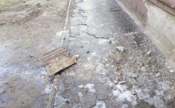 С фасада дома в центре Запорожья обрушился кусок бетонного декоративного элемента (ФОТО)