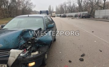 В Запорожье случилось масштабное ДТП: внедорожник протаранил забор учебного центра (ФОТО)