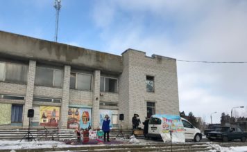 Несмотря ни на что: жители Запорожской области устроили театральное представление на ступенях разрушающегося клуба (ФОТО)