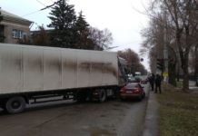 На Правом берегу Запорожья столкнулись фура и легковушка: жители не могу попасть в центр (ФОТО)