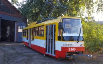 Запорожский трамвай с пассажирами сбросил «рога» (ВИДЕО)