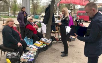 В центре Запорожья пьяный мужчина упал на прилавок «стихийщицы», спровоцировав скандал (ВИДЕО)