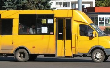 Запорожская маршрутка трескается пополам (ФОТО)