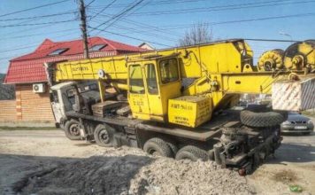 На запорожском курорте под землю провалился автокран (ФОТО)