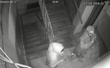Камера наблюдения зафиксировала в запорожском подъезде воров (ФОТО)