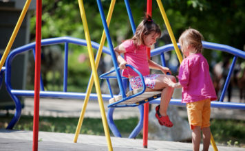 В Запорожье неизвестные приготовили детям неприятный сюрприз (ФОТОФАКТ)