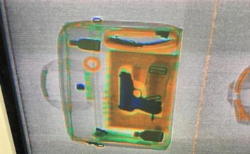 Запорожские таможенники тренировались смотреть сквозь вещи