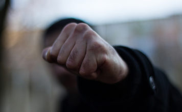 В Запорожье мужчина избил женщину ногами из-за места на парковке (ВИДЕО)