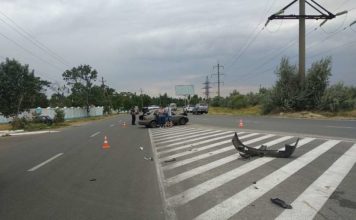 На запорожском курорте дорогу не поделили Daewoo и мотоциклист: есть пострадавшие (ФОТО)