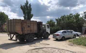 В Запорожской области дорогу не поделили легковушка и мусоровоз (ФОТО)