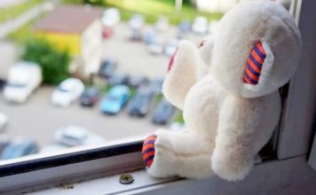 Под Запорожьем малыш выпал с балкона второго этажа