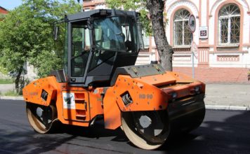 В центре Запорожья ремонтируют разбитые дороги (ФОТО)