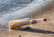 Отдыхающие обнаружили в Азовском море бутылку с необычным посланием (ФОТО)