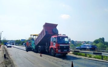 Запорожские коммунальщики ремонтируют мост в Шевченковском районе (ФОТО)
