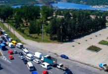 Автомобили едва едут: на запорожской плотине образовалась огромная пробка (ФОТО)